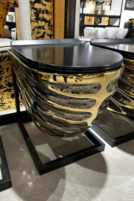 مرحاض مُعلّق ذهبي فاخر بنقوش هندسية – تصميم راقٍ لا مثيل له