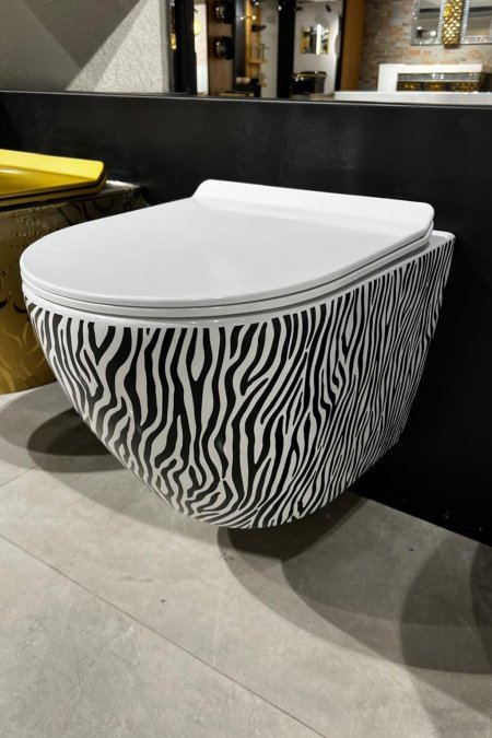 مرحاض مُعلّق بتصميم خطوط الزِبرا – لمسة جريئة وفريدة لحمّامك