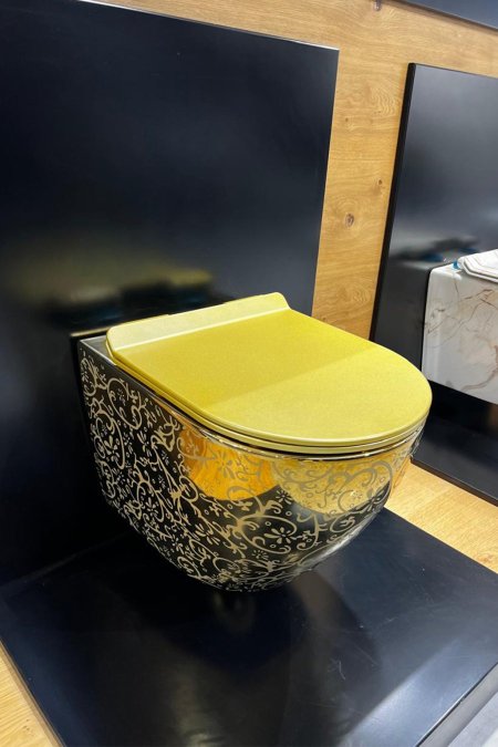 مرحاض مُعلّق ذهبي بنقوش فاخرة – لمسة ملكيّة لحمّامك