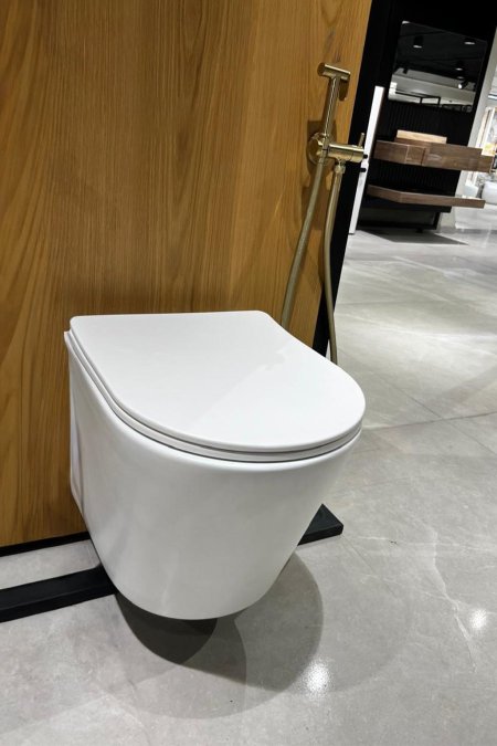 مرحاض جداري أبيض – تصميم مودرن ناعم