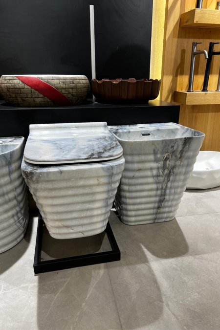 مرحاض و مغسلة رخامية – تصميم فاخر بنقشة متموجة