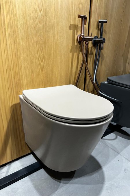 مرحاض جداري – لون بيج مطفي بتصميم عصري