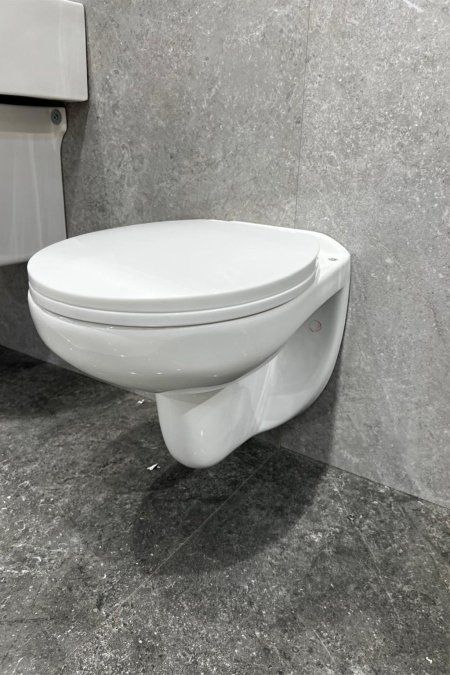 مرحاض جداري كلاسيكي – تصميم بسيط وعملي