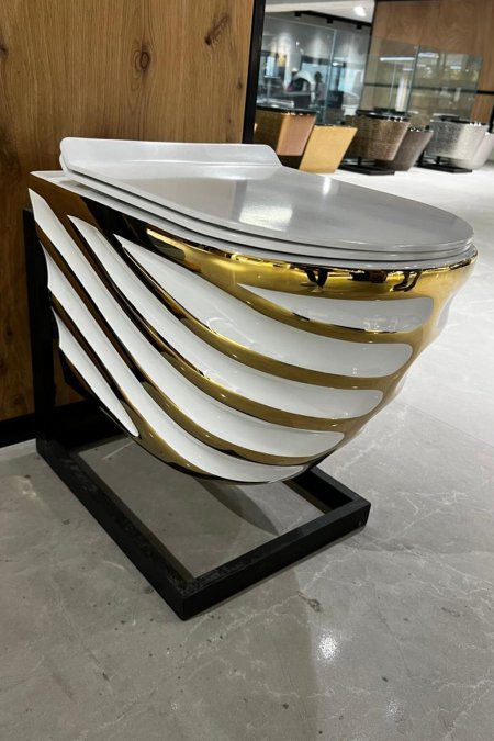 مرحاض جداري فاخر بتصميم شريطي ذهبي – موديل حصري