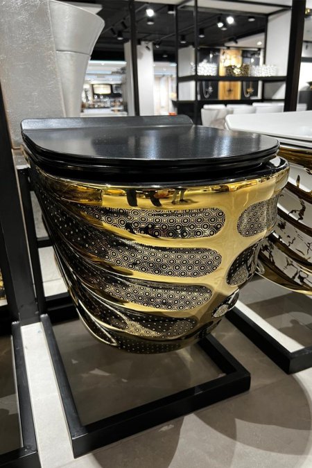 مرحاض جداري فاخر ذهبي بنقوش سداسية – موديل ديزاين VIP