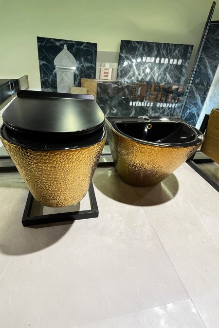 طقم مرحاض وبيديه جداري فاخر – ذهبي محبّب × أسود لامع