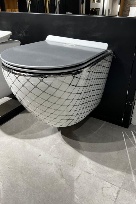 مرحاض جداري فاخر بتصميم شبكي كروم × أبيض