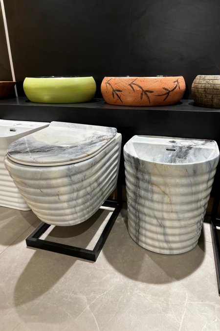 طقم مرحاض وبيديه جداري بتصميم رخام أبيض – موديل مضلع فاخر