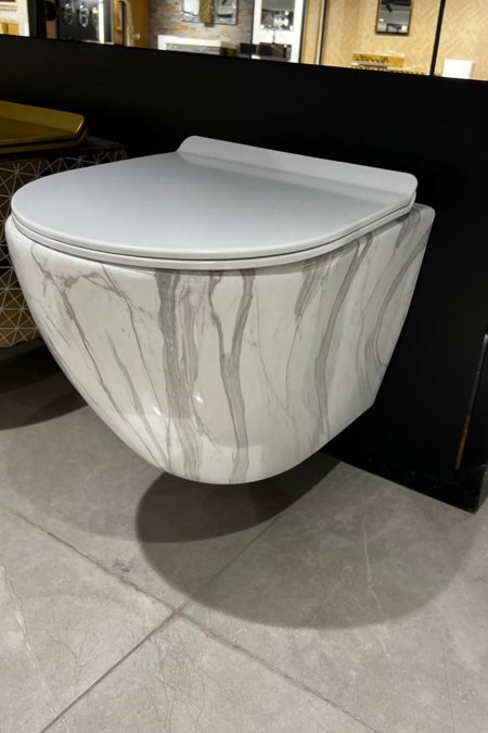 مرحاض جداري بتصميم رخام كلاسيكي فاخر – موديل انسيابي ناعم