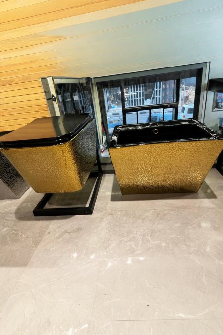 مرحاض جداري ذهبي فاخر بنقشة جلدية – موديل مربّع راقي
