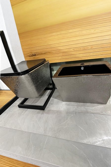 مرحاض جداري فاخر – تصميم معدني فضي محفور