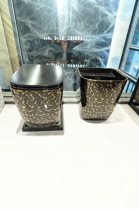 مرحاض جداري فاخر – تصميم هندسي ذهبي على خلفية سوداء