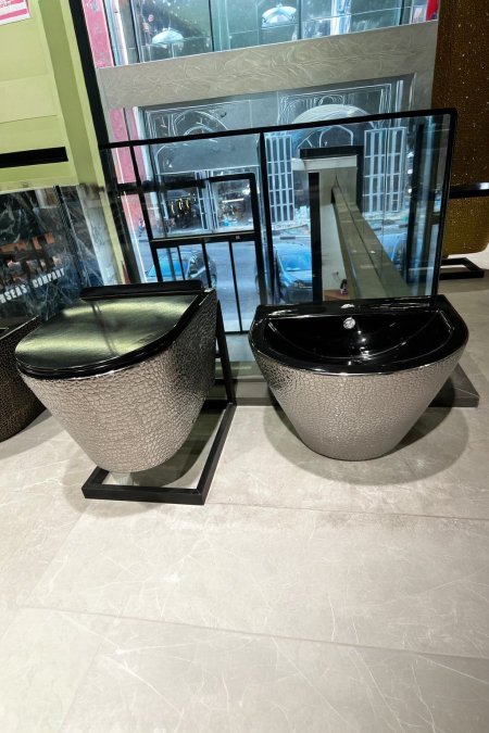 مرحاض جداري ومغسلة فاخرة – تصميم فضّي محبّب (Texture Silver)