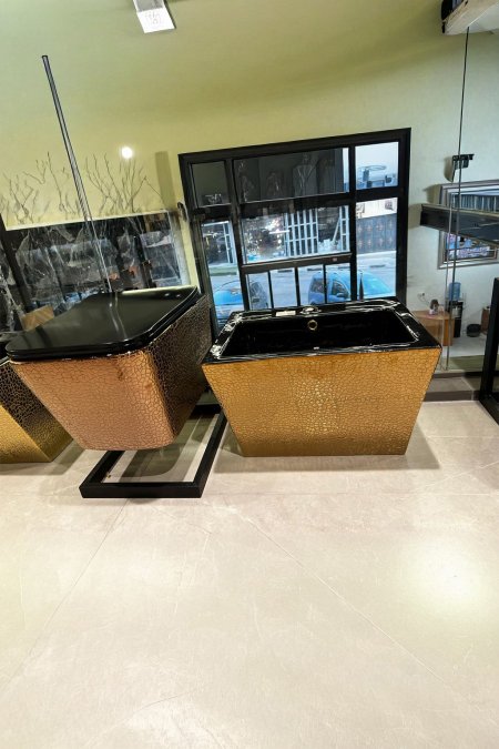 طقم مرحاض ومغسلة جداري فاخر بنقشة الجلد – لون ذهبي × أسود – Luxury Golden Leather Set