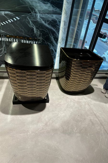 طقم مرحاض ومغسلة فاخر بنقشة الأمواج الذهبية – Black Wave Gold Edition