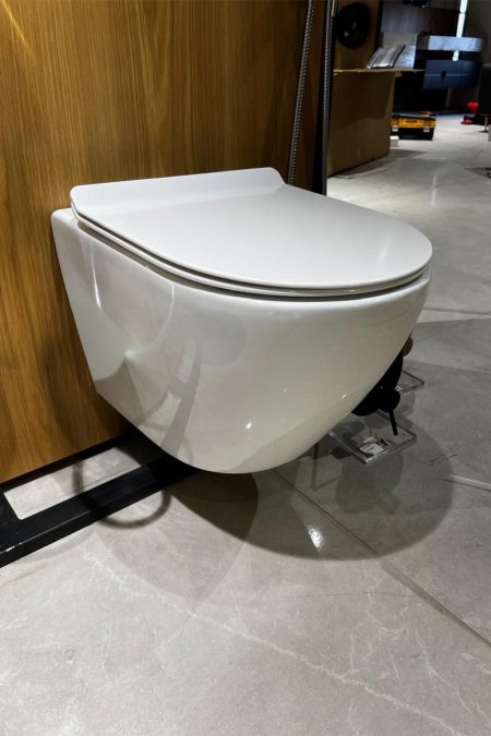 مرحاض جداري أبيض كلاسيكي – Pure White Soft Curve Edition