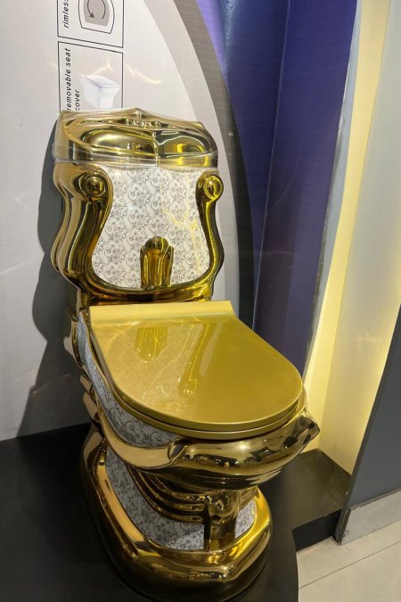 رحاض ملكي فاخر جداً – تصميم فخم باللون الذهبي والنقوش الكلاسيكية