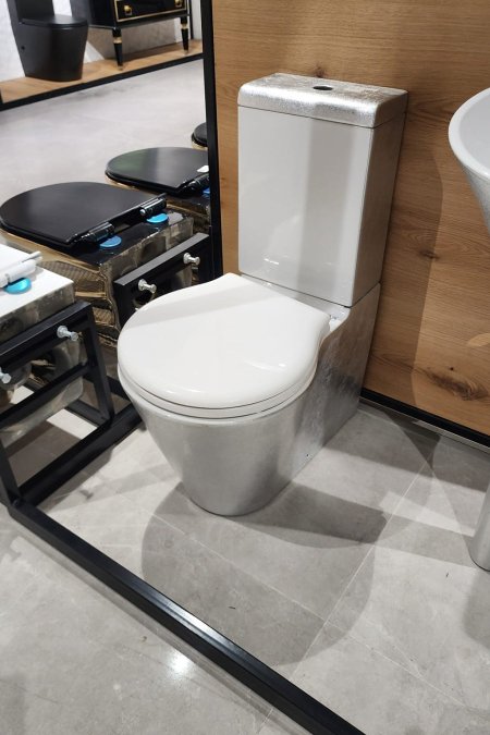 مرحاض فاخر بلون فضّي معدني