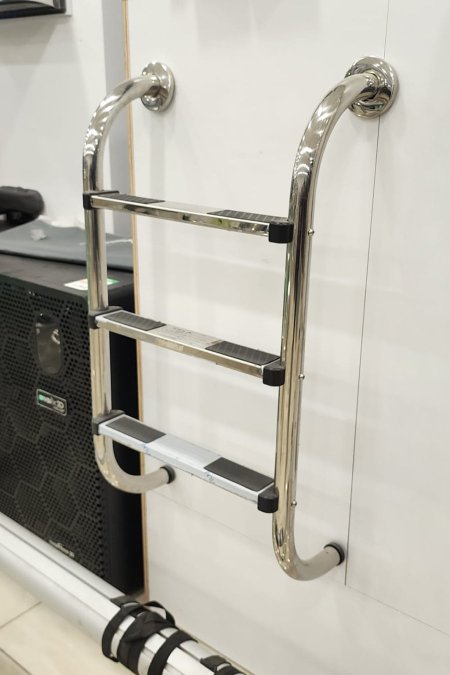 سُلّم مسبح ستانلس