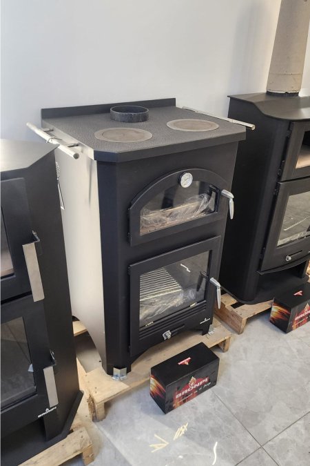 صوبة سباني مزوّدة ببلاطة مخصّصة لوضع طناجر الطبخ