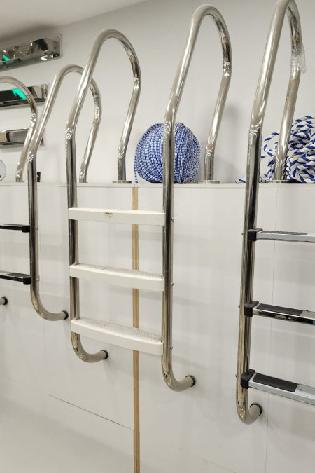 سُلّم مسبح ستانلس ثلاث درجات(الدرجات بلاستيك)