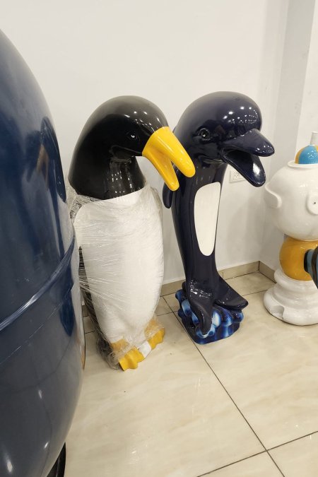 فوهة مسبح بشكل بطريق