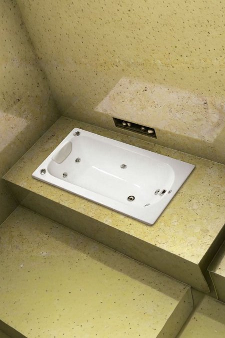 بانيو جاكوزي مستطيل مدمج بمساند رأس ونفاثات مساج