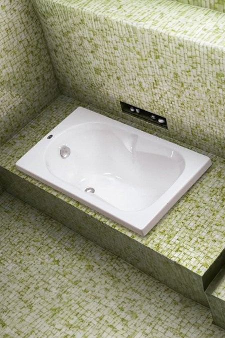 بانيو مدمج مستطيل بتصميم ناعم