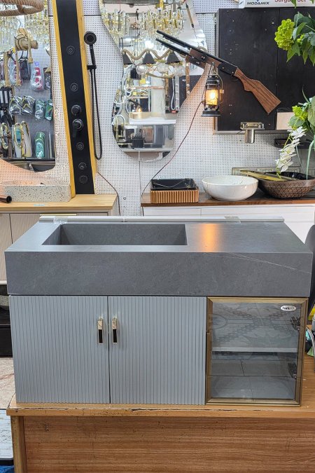 خزانة حمام مودرن مع حوض مستطيل رمادي وزجاج ذهبي