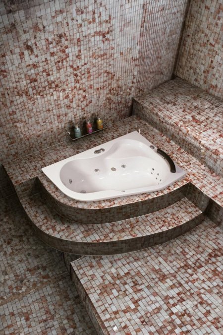 جاكوزي زاوية بشكل منحني مع مسند رأس