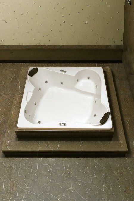 جاكوزي أرضي مربّع مع مقعد سبا ومسندي رأس