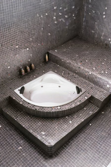 جاكوزي زاوية ثنائي – أبيض مع مسندي رأس سود