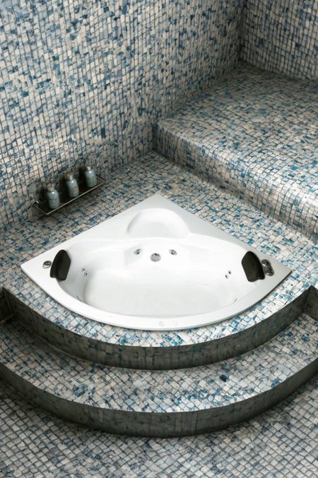 جاكوزي زاوية ثنائي – أبيض مع مسندي رأس سود