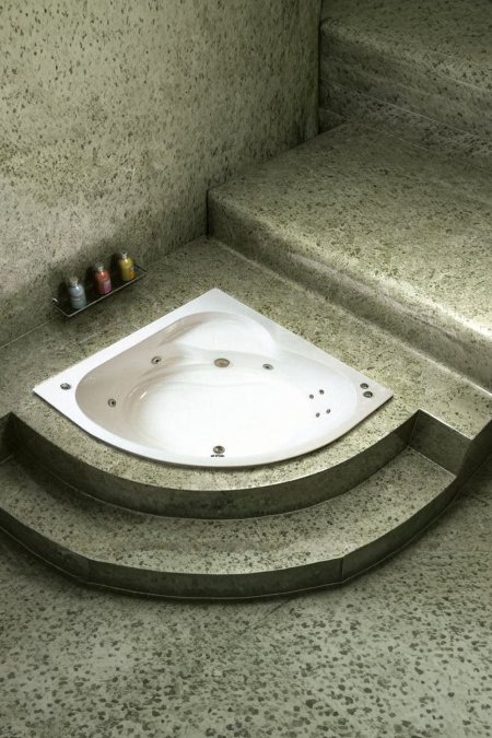جاكوزي زاوية داخلي – تصميم منحني ناعم