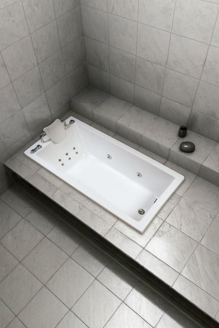 جاكوزي مستطيل داخلي مع مسند رأس مريح