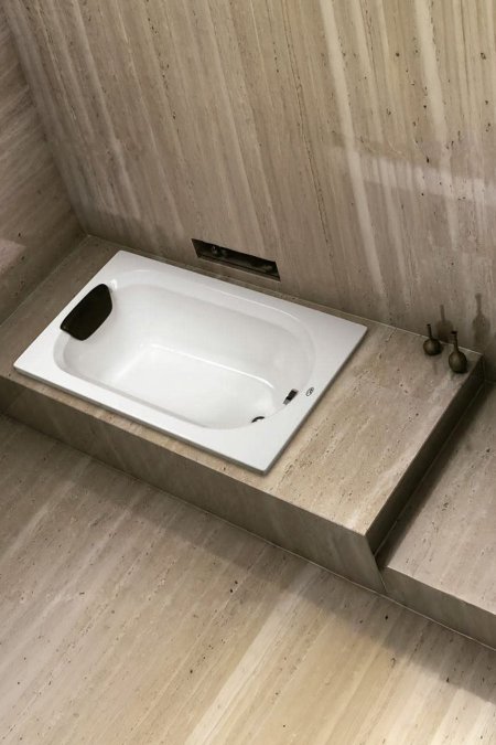 حوض استحمام مستطيل داخلي مع مسند رأس