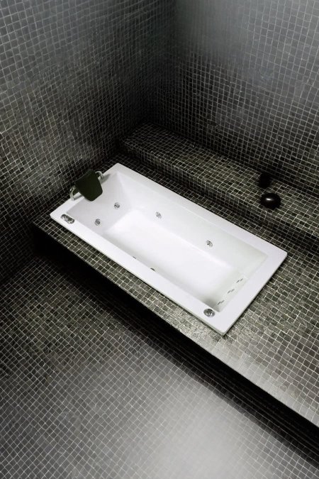 جاكوزي مستطيل مدمج مع مسند رأس