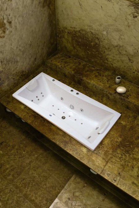 جاكوزي مستطيل مدمج بنفاثات مساج كثيفة