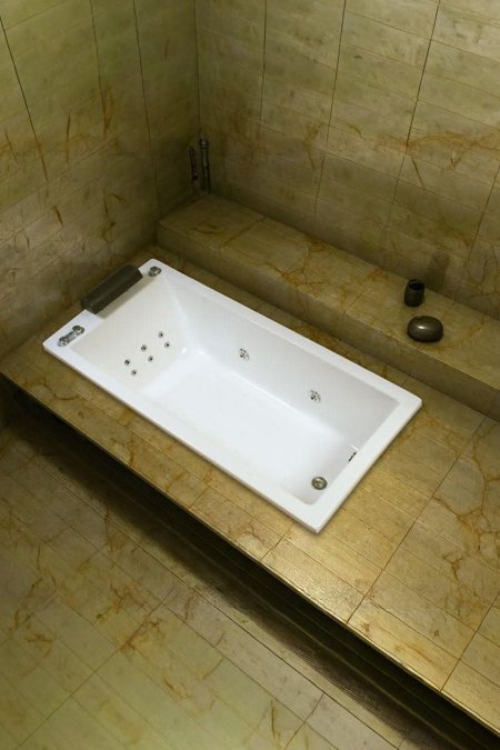 جاكوزي مستطيل مدمج مع مسند رأس