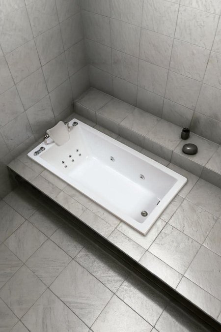 جاكوزي مستطيل مدمج مع مسند رأس – تشطيب رمادي هادئ