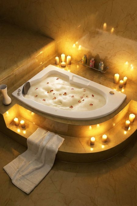 جاكوزي زاوية رومانسي مع حوض فقاعات – تشطيب رخامي ذهبي