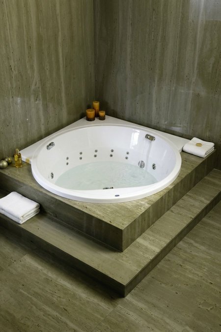 جاكوزي دائري فاخر – تشطيب حجري رمادي