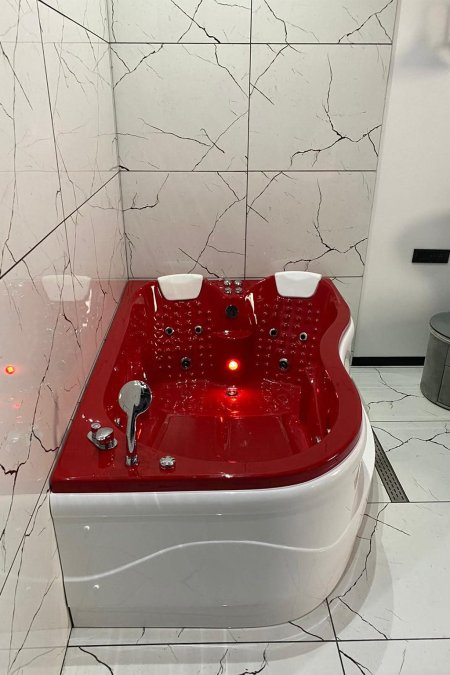 جاكوزي سبا داخلي لشخصين مع إضاءة داخلية وخارجية