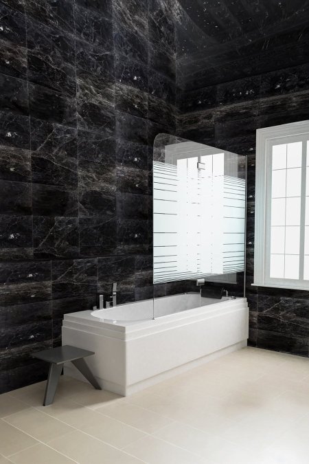 بانيو مستطيل مودرن مع حاجز زجاجي مخطّط