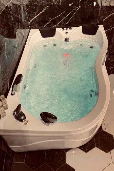 جاكوزي سبا داخلي لشخصين مع إضاءة داخلية وخارجية