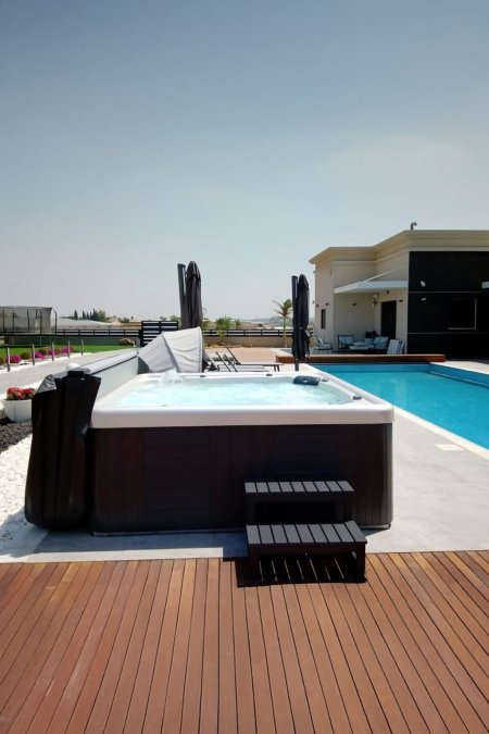 جاكوزي خارجي فاخر بتشطيب خشبي – مناسب للمسابح والحدائق