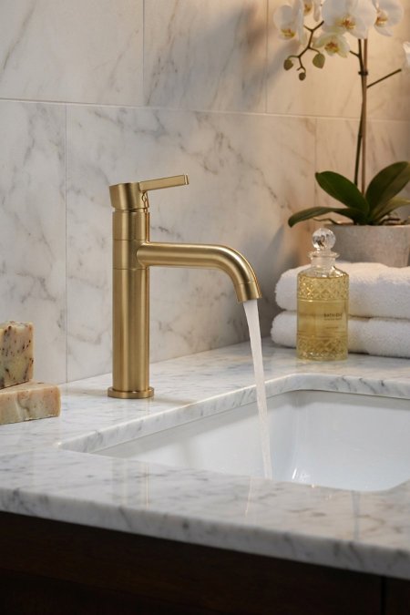 حنفية مغسلة ذهبي مطفي (Brushed Gold) – ذراع واحدة – تصميم مودرن