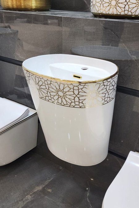 مغسلة بورسلان جداري بزخرفة عربية ذهبية – موديل كلاسيك لوكس