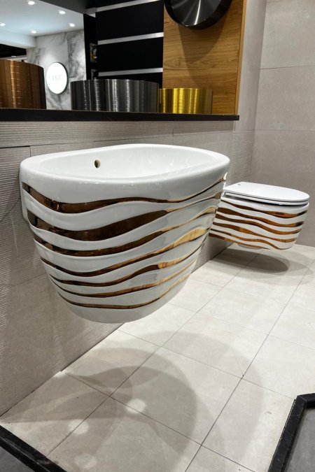 طقم حمّام فاخر – مغسلة جداري مع مرحاض ميني بلوك بنقشة الأمواج الذهبية