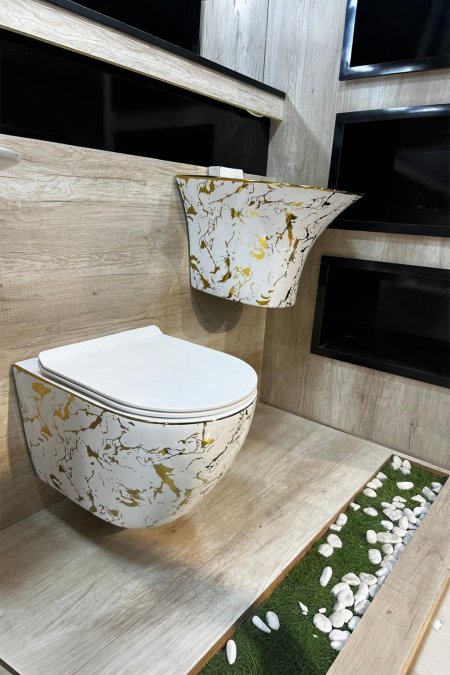 طقم مرحاض جداري مع مغسلة – نقشة رخام أبيض مع عروق ذهبية